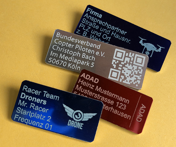 Logo-, Label- und QR-Code-Plaketten zur Kennzeichnung von Drohnen